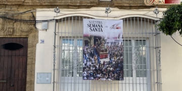 Una fotografía de Juan Carlos Campoy anuncia en balconeras la Semana Santa de La Isla