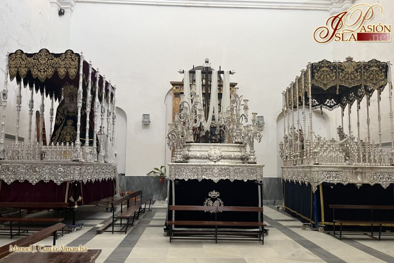 Ambiente cofradiero en Cádiz con los montajes de los distintos pasos en los templos
