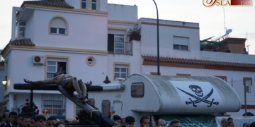 El Cristo del Perdón recorrió su barrio presidiendo el rezo del Vía-Crucis