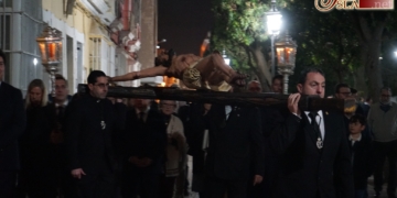 El barrio de San Francisco sirve como precioso marco del Vía-Crucis de Expiración