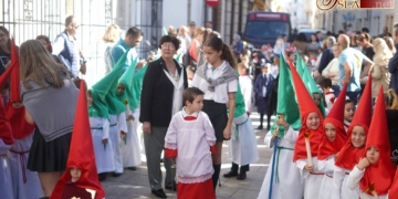 Los escolares del Liceo sacaron su particular visión de una cofradía en la calle