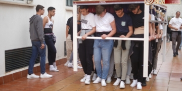 Los cargadores más jóvenes se preparan para sacar la Cruz de Mayo del Perdón