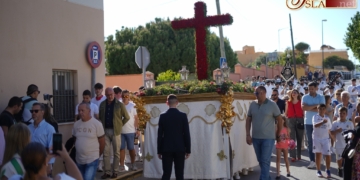 Ilusión y ganas junto a la Cruz de Mayo de los jóvenes del Perdón