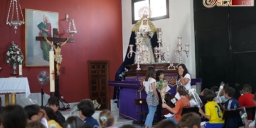Escolares ofrendan flores a la Virgen del Amor