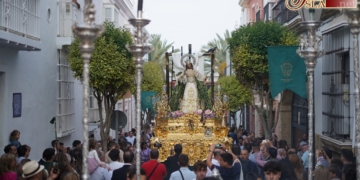 Santa Elena volvió a congrerar a los cofrades en su procesión por las calles del centro