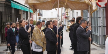 La lluvia obligó a acortar la procesión pascual de enfermos e impedidos de la Iglesia Mayor