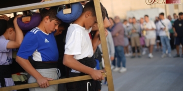 La Cruz de Mayo juvenil pone rumbo a su salida al son de las marchas