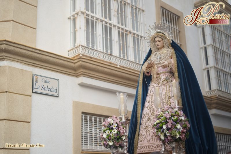 La Virgen de la Soledad recorrió el barrio de la Iglesia Mayor en Rosario de la aurora