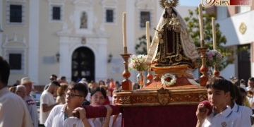Los escolares de Primaria del Liceo sacaron en procesión a la Virgen del Carmen ‘Callejolera’