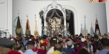 Centenares de rocieros isleños arroparon a su Simpecado en la presentación ante la Blanca Paloma