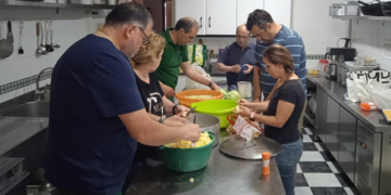 Ensalada, guiso y postre en un nuevo mes de la cocina solidaria del Huerto