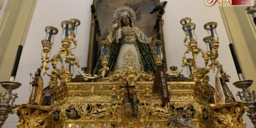 Santa Elena entronizada en su paso para la procesión del sábado