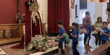 Escolares de Miramar y Compañía de María ofrecieron flores y oraciones a las plantas de la Virgen de la Esperanza