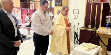 Bendecido un nuevo fajín para la Virgen de las Lágrimas