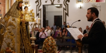 La festividad del Carmen se inicia junto a la Patrona con el Ángelus de felicitación y los primeros besos
