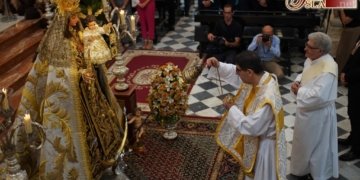 Función y Besamano completan la primera parte de un 16 de julio junto a la Virgen del Carmen