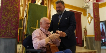 Juan Pedro Fernández de los Ríos recibió la insignia de oro de los Desamparados