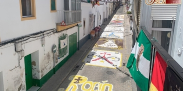 Los jóvenes cofrades tiñen de sal la calle Carmen para recibir esta noche a la Patrona