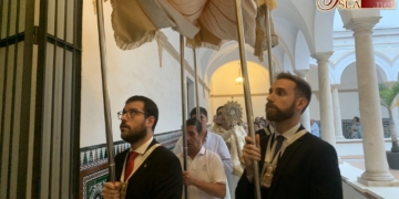 Una procesión claustral con el Santísimo para continuar el 325 aniversario del Carmen