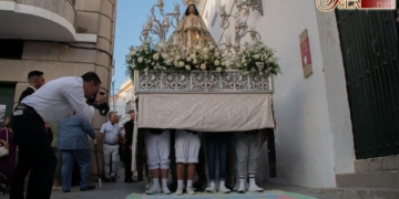 La Virgen de la Paz volvió a salir 21 años después en solitario por las calles de Medina Sidonia