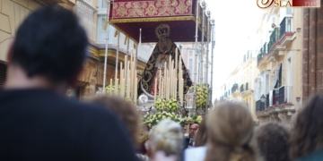 Palio, petalada y coro de campanilleros para el rosario de la aurora de la Virgen de los Dolores de los Servitas de Cádiz
