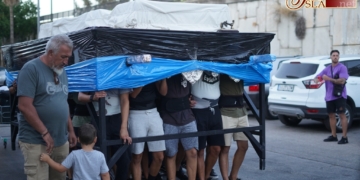 La cuadrilla de la Virgen de las Angustias ensaya para la Magna con la mesa del palio de la Trinidad de Barbate