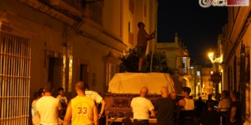 Un cable en la calle Pérez Galdós podría dificultar el paso de la Virgen de las Mercedes en la vuelta de la Magna Mariana
