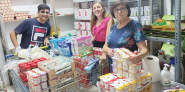 Los jóvenes del Ecce-Homo hacen posible los desayunos solidarios del mes de agosto