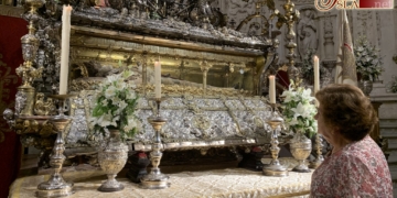 Los sevillanos visitan la tumba del rey San Fernando como final de los cultos a la Virgen de los Reyes