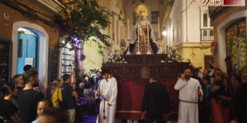 En Cádiz gusta lo ilegal: La Virgen de Consolación recorrió el centro acompañada de mucho público