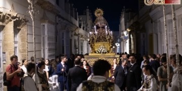 La Virgen de los Dolores recorrió las calles de su feligresía presidiendo el rezo del Santo Rosario