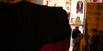 El paso del Perdón de Arcos ya en La Isla para portar a la Virgen del Mayor Dolor en la Magna