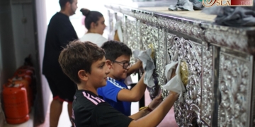 Los cofrades de Tres Caídas se afanan para preparar la primera salida de la Virgen de las Angustias