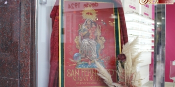 El cartel original de la Magna Mariana se expone en Óptica Espejo en la calle Rosario