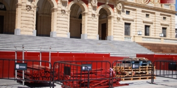 Comienza el montaje de la tribuna de la Magna Mariana con el panelado de la antigua Carrera Oficial