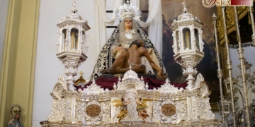 Caridad en la Magna: Sus Titulares sobre su altar de plata y la Santísima Virgen con corona