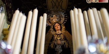 La Virgen de los Dolores recupera la estética dieciochesca para la Magna con su juego de manos entrelazadas