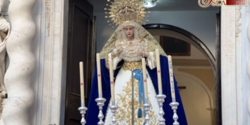 La Virgen de los Dolores recorrió las calles del centro de Chiclana presidiendo el rezo del Rosario de antorchas