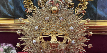 Un grupo de hermanos dona una corona para la Virgen de las Angustias