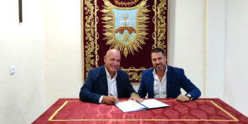 El Consejo recibe de Daniel Coto las partituras de la marcha de la Magna ‘María, Reina de la Salvación’