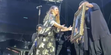 Niña Pastori se emociona con un regalo de la cuadrilla del Nazareno