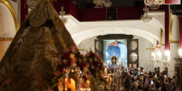 Con el rosario de antorchas de los Simpecados se inició la previa de la Magna Mariana