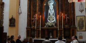 Rezo del Santo Rosario en los Servitas junto a la Virgen de los Dolores