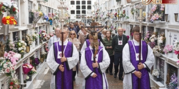 Los cofrades de Medinaceli rezaron el Santo Rosario por las calles del cementerio