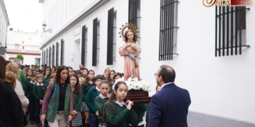 Los escolares de las Carmelitas celebraron la Niña María con una procesión por las calles del centro