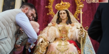 El Besamano a la Pastora se cerró con la presentación de los niños a la Santísima Virgen