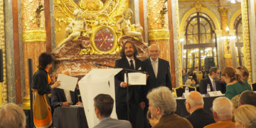 El imaginero roteño Miguel Ángel Caballero reconocido por la Academia de Artes de París