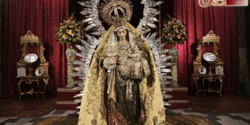 El besamano a la Virgen del Amparo: Una tradición que cumple cien años