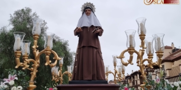 La procesión juvenil con Santa Ángela volvió a recorrer las calles de Sanlúcar de Barrameda