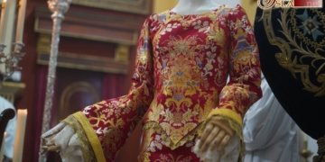 Álvaro Baturone dona un ropaje de brocado ateniense para la Virgen de la Piedad